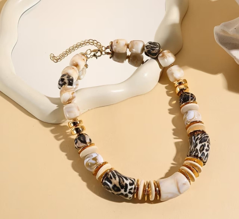 Collar Elegance Animal Print con Perlas y Detalles Dorados