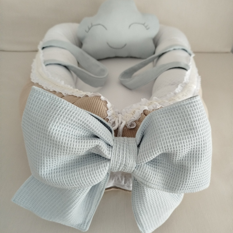 Reductor de cuna pique blanco, tela de waffle azul y beige