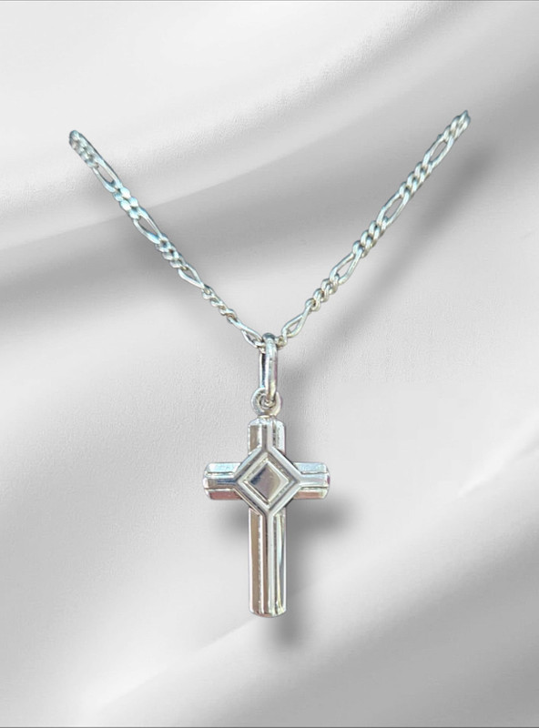 CRUZ CON CADENA DE PLATA DE PRIMERA LEY.