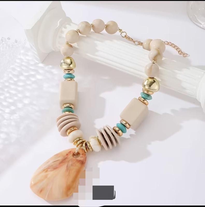Collar Boho Chic con Colgante de Resina y Detalles Turquesa